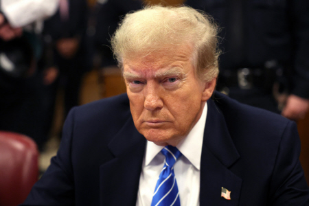 DONALD TRUMP CON EL ROSTRO SERIO  EN UNA NUEVA JORNADA DE JUICIO