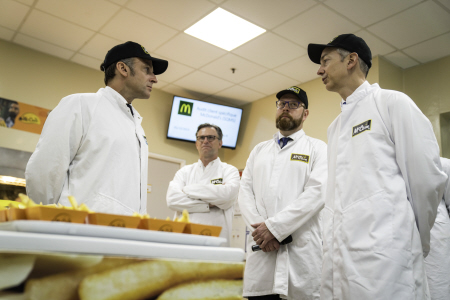 EMMANUELLE MACRON VISITA UNA CONOCIDA FABRICA DE PATATAS FRITAS