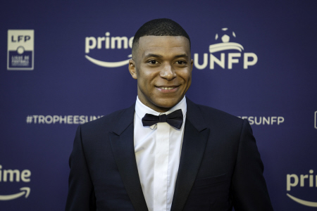 KYLIAN MBAPPE JUNTO A OTROS JUGADORES EN LA ENTREGA DE UNOS PREMIOS EN PARIS