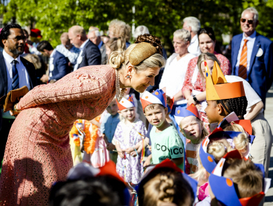 LOS REYES GUILLERMO Y MAXIMA DE HOLANDA MUY CERCANOS CON LOS MAS PEQUEÑOS DURANTE SU VISITA A HOGELAND