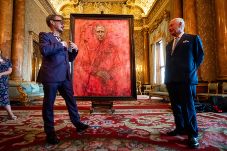 EL ARTISTA JONATHAN YEO JUNTO AL RETRATO DEL REY CARLOS III