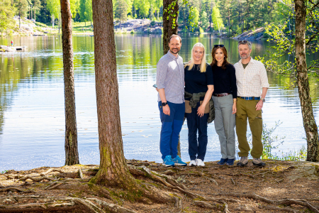 LOS PRINCIPES DE NORUEGA ACOMPAÑAN A LOS PRINCIPES DE DINAMARCA A VISITAR EL LAGO ULSRUDVANNET