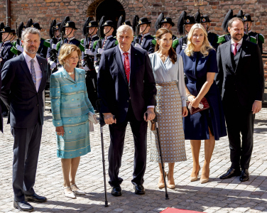 LA REINA MERY DE DINAMARCA Y EL REY FREDERIK RECIBEN A EL PRÍNCIPE HAAKON Y LA PRINCESA METTE-MARIT EN ULSRUDVANN EN EL ÚLTIMO DÍA DE LA VISITA DE ESTADO A NORUEGA