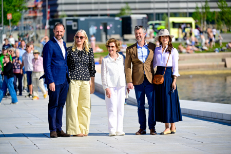 LA REINA SONJA, EL REY FREDERIK X, LA REINA MARÍA, EL PRÍNCIPE HEREDERO HAAKON Y LA PRINCESA HEREDERA METTE-MARIT DURANTE UN PASEO POR EL PASEO MARÍTIMO DEL PUERTO DE OSLO