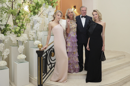 EL PRINCIPE CARLOS DE BORBON DOS SICILIAS, CON SU FAMILIA EN EL FESTIVAL DE CANNES