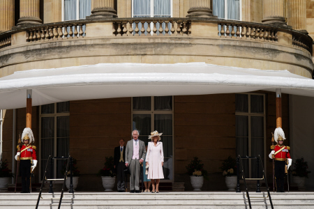 LOS REYS DE INGLATERRA EN FIESTA DE LOS JARDINES DE BUCKINGHAM