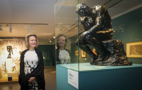 LA REINA MATILDE DE BELGICA VISITA EXPOSICION DE RODIN