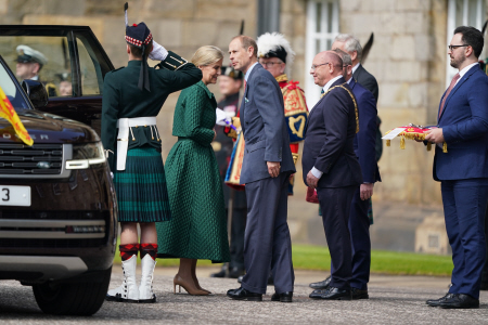 LOS DUQUES DE EDIMBURGO DURANTE UNA CEREMONIA EN EL PALACIO DE HOLYROODHOUSE