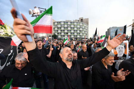 LOS IRANIES LLORAN LA MUERTE DE SU PRESIDENTE EBRAHIM RAISI EN ACCIDENTE DE HELICOPTERO