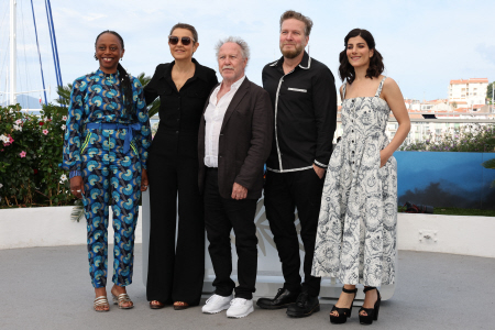 MIEMBROS DEL JURADO POSAN EN EL FESTIVAL DE CINE DE CANNES