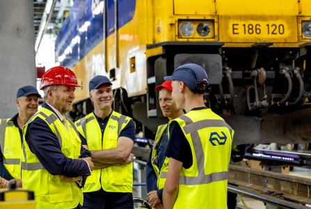 EL REY GUILLERMO DE HOLANDA VISITA LAS INSTALACIONES DE LA EMPRESA NS EN AMSTERDAM