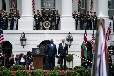 JOE BIDEN DURANTE LA CEREMONIA DE LLEGADA DEL PRESIDENTE DE LA REPÚBLICA DE KENIA WILLIAM RUTO