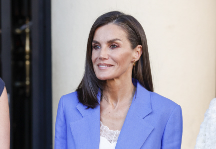 LA REINA LETIZIA APUESTA POR EL TOP LENCERO, BLAZER Y DEPORTIVAS PARA APOYAR EL LIDERAZGO FEMENINO AFRICANO