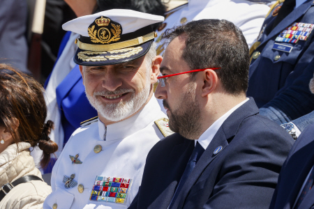 EL REY FELIPE VI DURANTE UNA VISITA A LA SEDE DE AERONAVAL EN GIJÓN