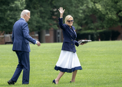 JOE BIDEN, Y LA PRIMERA DAMA, LA DRA. JILL BIDEN, SALEN DE FORT LESLEY DE CAMINO A WILMINGTON