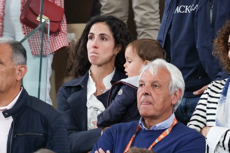 LAS LÁGRIMAS DE XISCA PERELLÓ JUNTO AL PEQUEÑO RAFAEL TRAS VER CAER A NADAL EN PRIMERA RONDA DE ROLAND GARROS