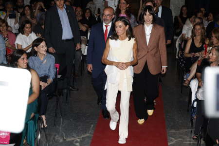 LETIZIA SE RINDE AL BLANCO CON UN FAVORECEDOR LOOK 'TOTAL WHITE' Y RECUPERA LAS DEPORTIVAS EN SU ULTIMO EVENTO