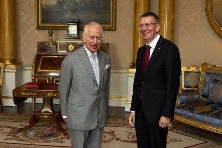 EL REY CARLOS III RECIBE EN AUDIENCIA AL PRESIDENTE DE LETONIA