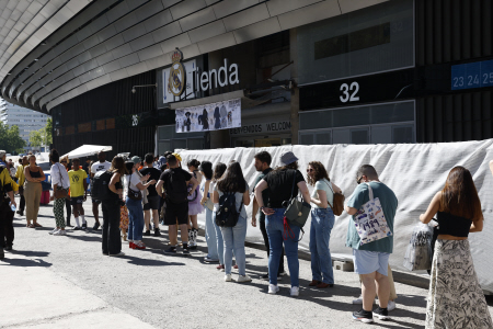 AMBIENTE PREVIO EN LOS ALEDAÑOS DEL SANTIAGO BERNABÉU A 24 HORAS DEL PRIMER CONCIERTO DE TAYLOR SWIFT