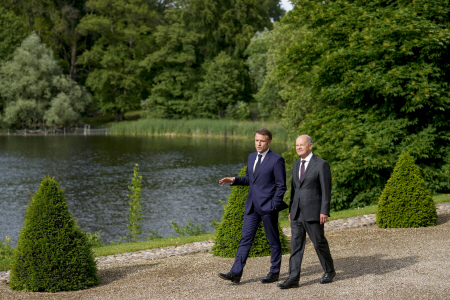 OLAF SCHOLZ Y EMMANUEL MACRON MANTIENEN UNA REUNION POR LAS JARDINES DE SCHLOSS MESEBERG