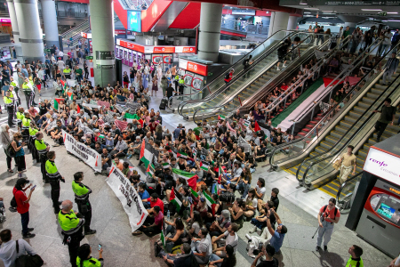 MANIFESTACION PRO PALESTINA EN LA ESTACION DE ATOCHA EN MADRID 