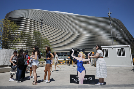 AMBIENTE EN EL SANTIAGO BERNABÉU EN LAS HORAS PREVIAS AL PRIMER CONCIERTO DE TAYLOR SWIFT EN MADRID