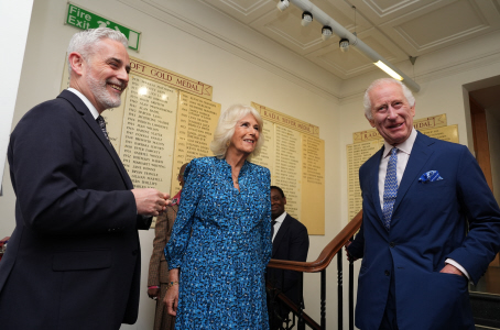 LOS REYES DE INGLATERRA VISITAN LA RADA EN LONDRES POR SU 120 ANIVERSARIO 