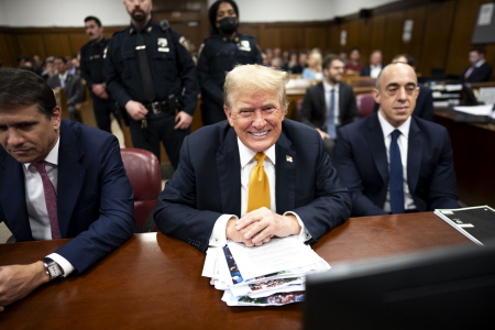 EL EXPRESIDENTE DONALD TRUMP SE SIENTA DE NUEVO EN LA SALA DEL TRIBUNAL PENAL DE MANHATTAN