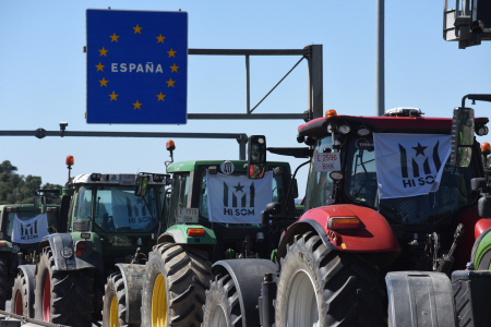 PROTESTAS DE AGRICULTORES ESPAÑOLES EN LA FRONTERA FRANCESA EN CONTRA DE LA POLITICA AGRARIA EUROPEA