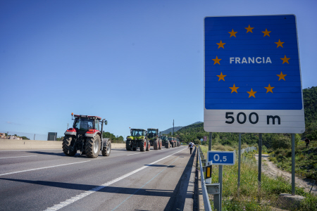PROTESTAS DE AGRICULTORES ESPAÑOLES EN LA FRONTERA FRANCESA EN CONTRA DE LA POLITICA AGRARIA EUROPEA
